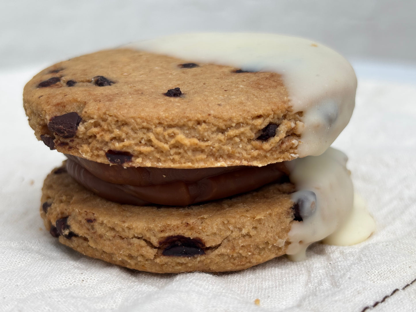 Alfajor Chips de Chocolate y Baño Chocolate Blanco