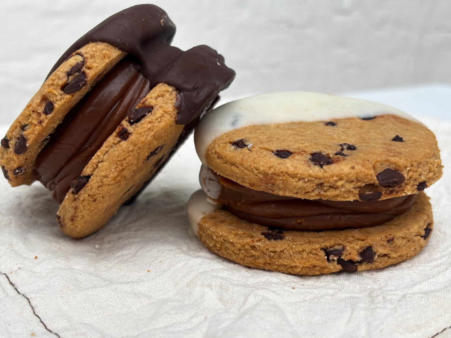 Alfajor Chips de Chocolate y Baño Chocolate Blanco